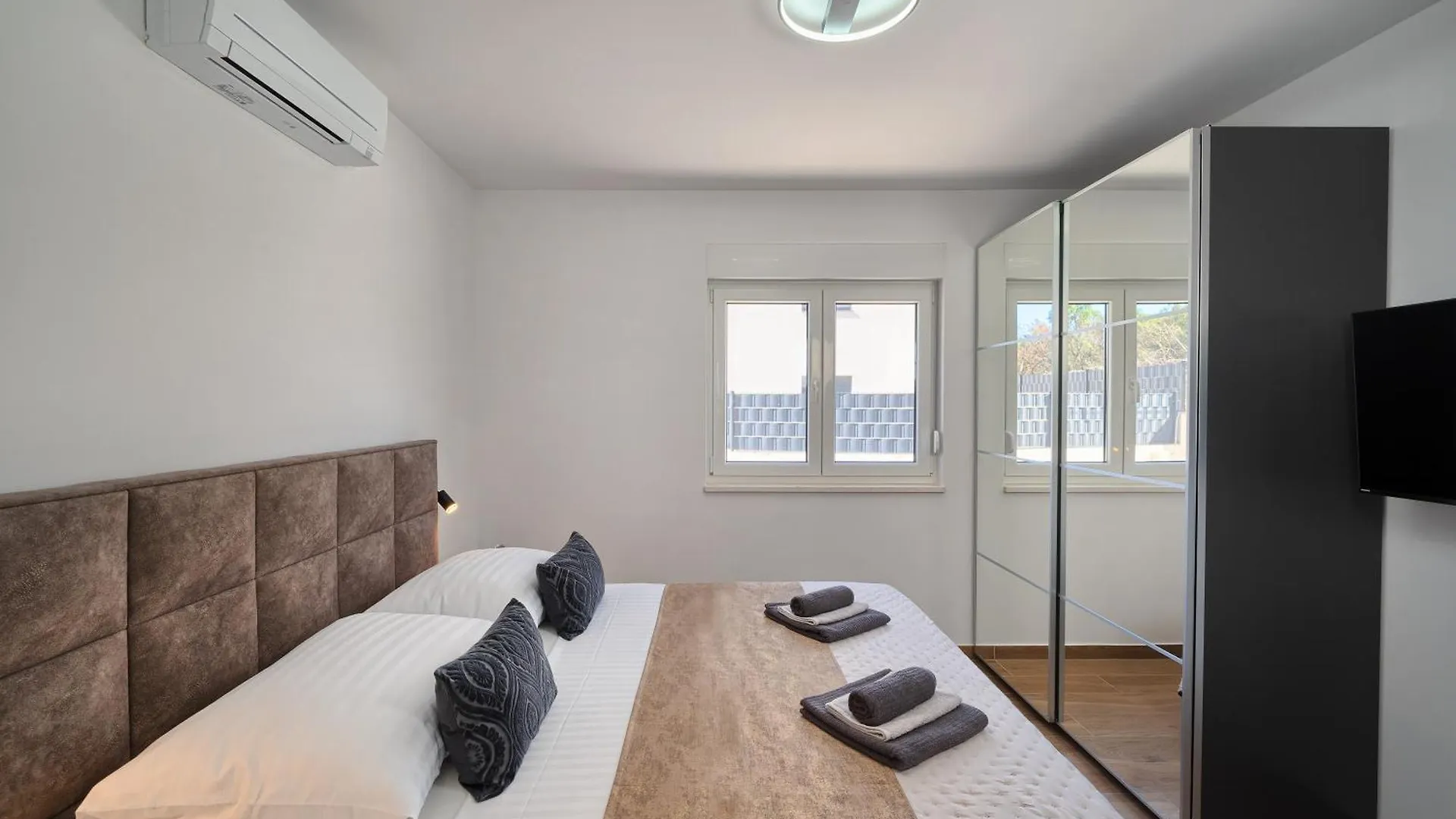 Solis Apartment - Sea View & Pool Slatine 0*,