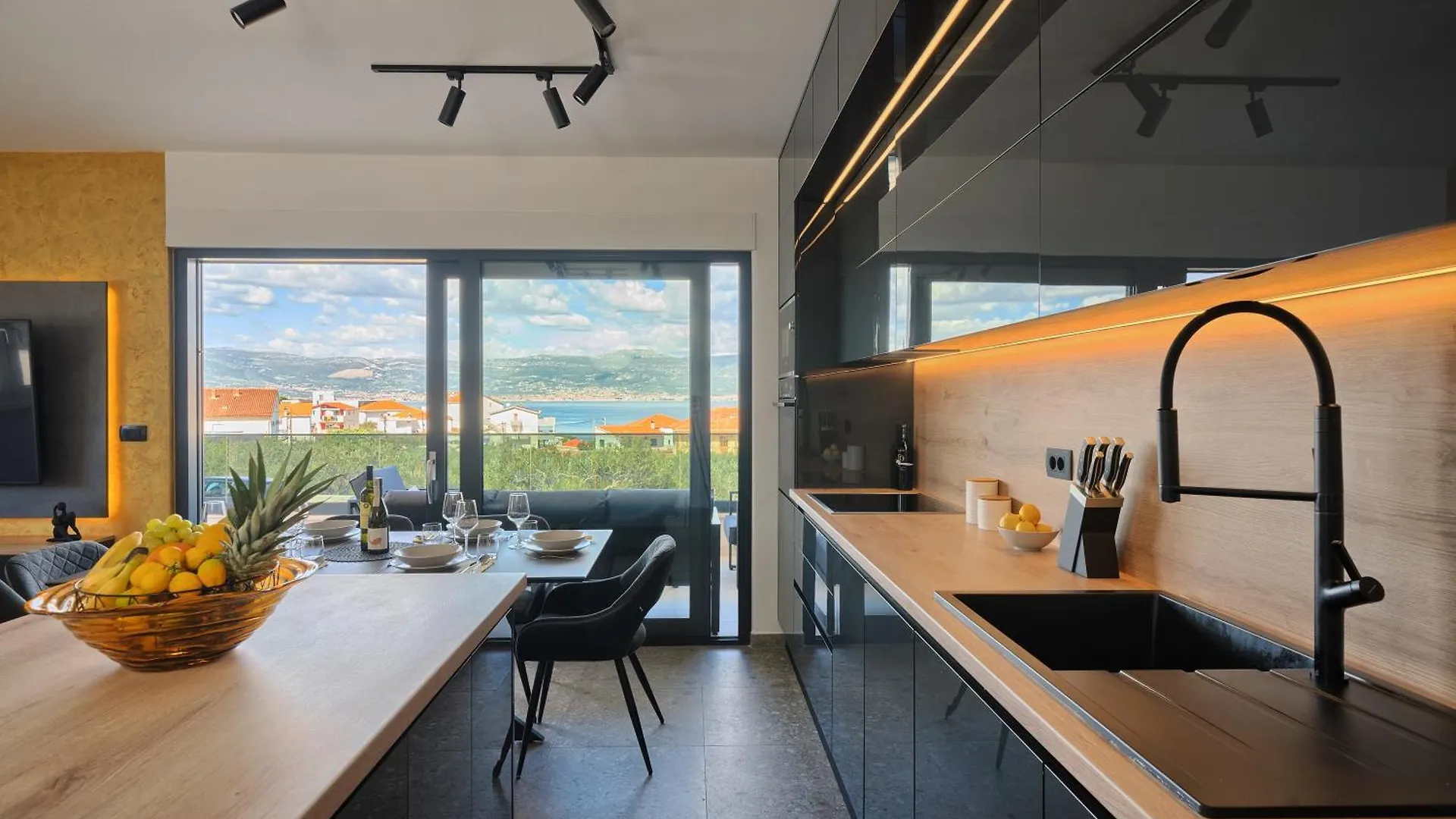 Solis Apartment - Sea View & Pool Slatine